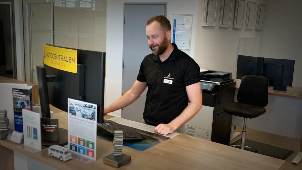 Service Advisor of the Year Kim Nøhr Pedersen using ConnectedWorkshop to review his fleet